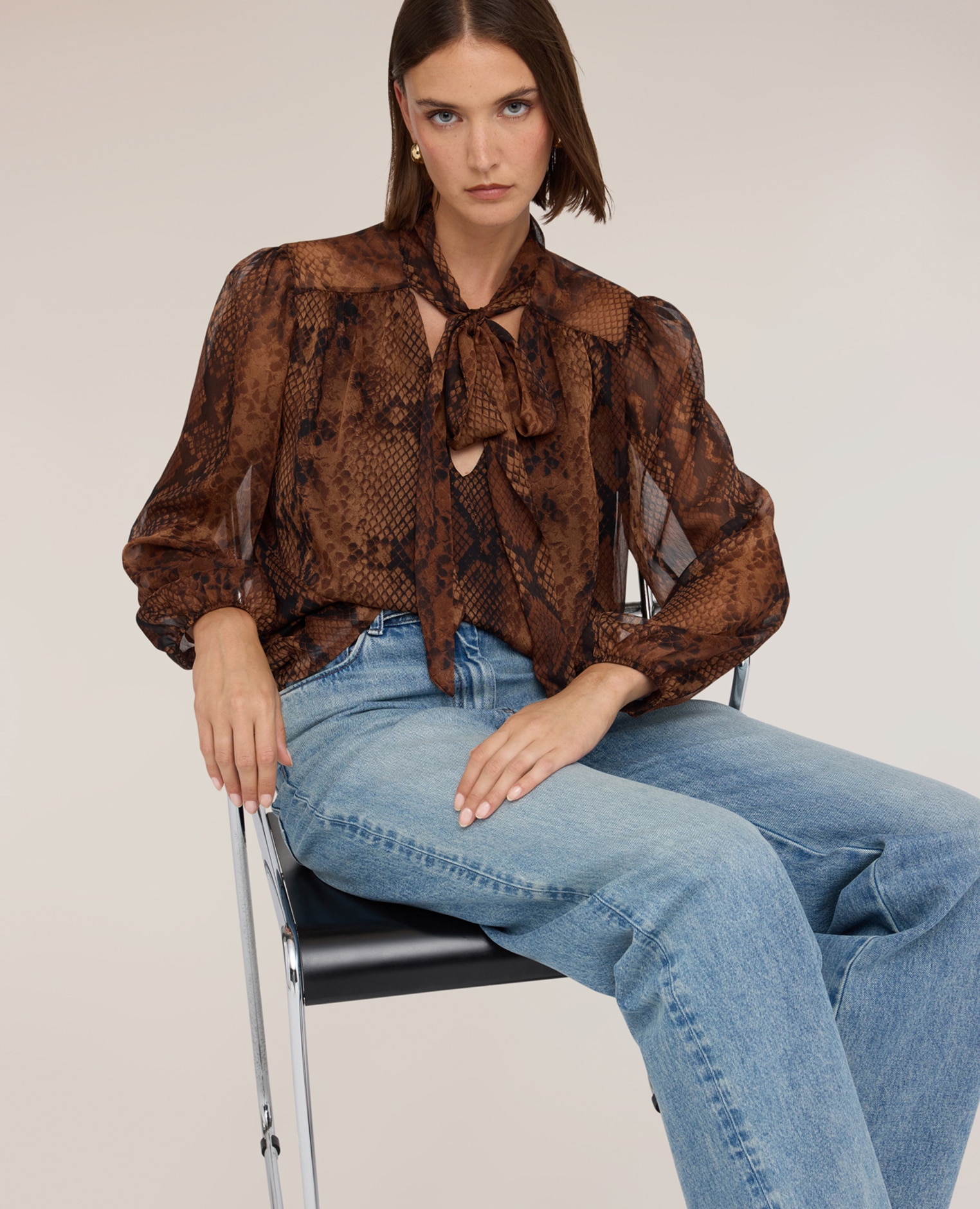 Blusa de mujer con lazo en georgette de estampado animal print mangas largas con elástico en el bajo - Motivi - Marrón Marrón-4