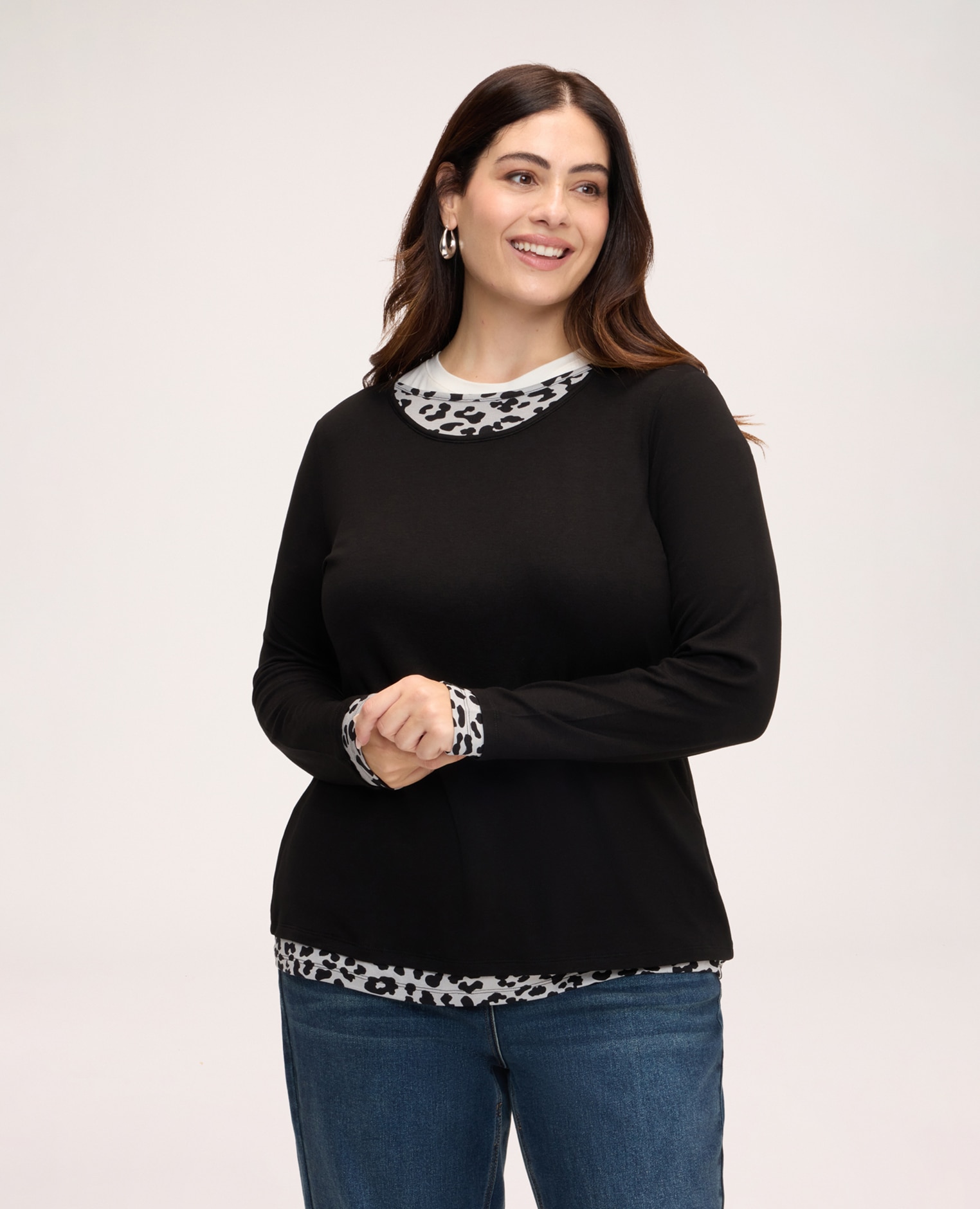 Imagen 1 de Camiseta de mujer bimaterial con estampado animal print efecto bimaterial con detalles estampados en contraste en el escote y el bajo - Fiorella Rubino - Negro Negro