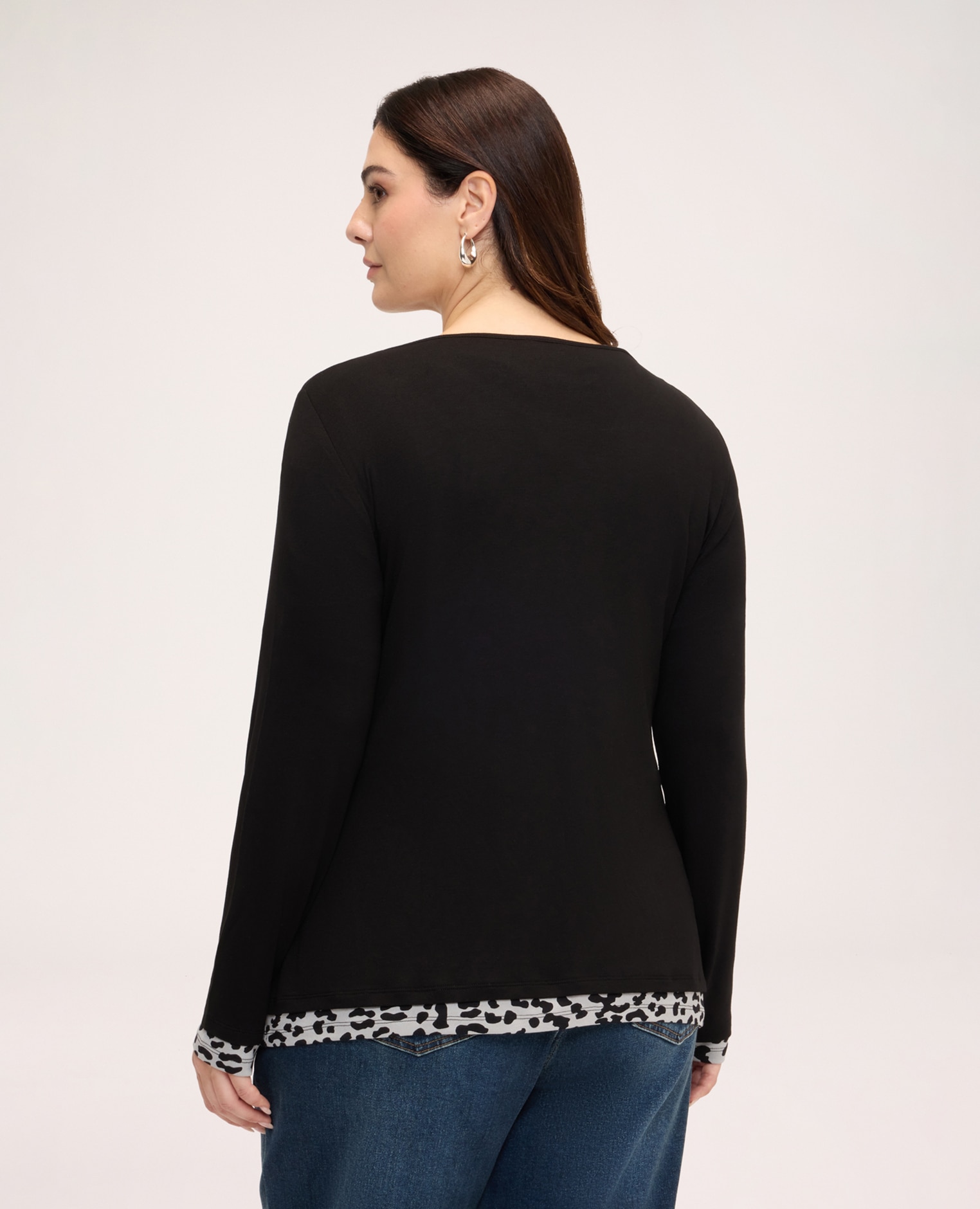 Imagen 2 de Camiseta de mujer bimaterial con estampado animal print efecto bimaterial con detalles estampados en contraste en el escote y el bajo - Fiorella Rubino - Negro Negro