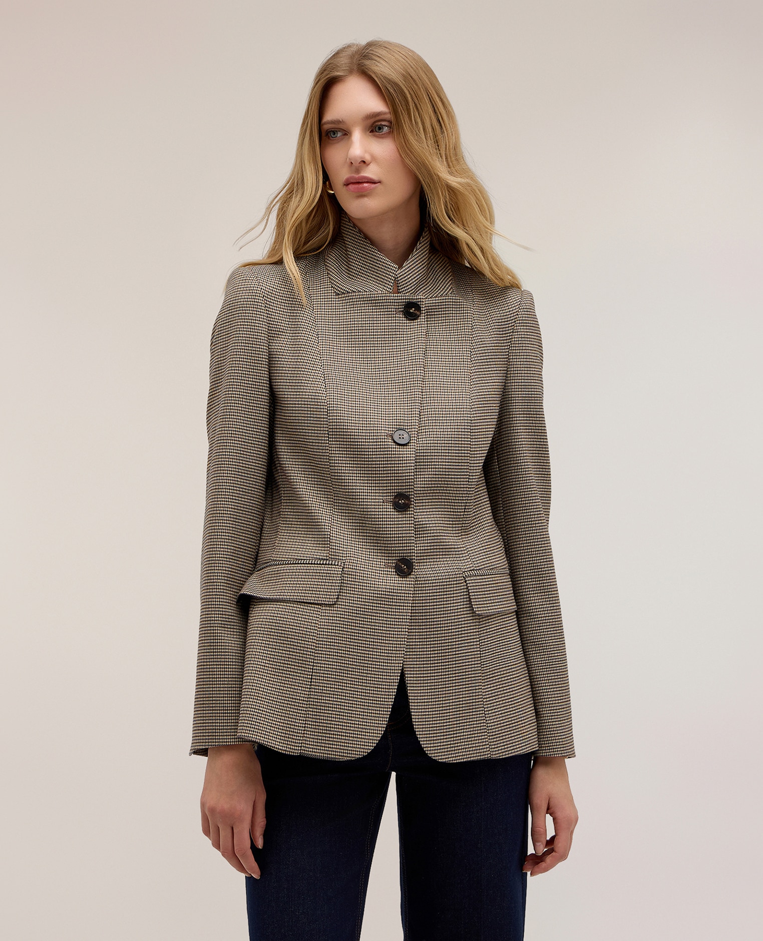 Imagen 1 de Chaqueta de mujer estructurada de cuadros con cuello alto ajuste fitted forrada Beige
