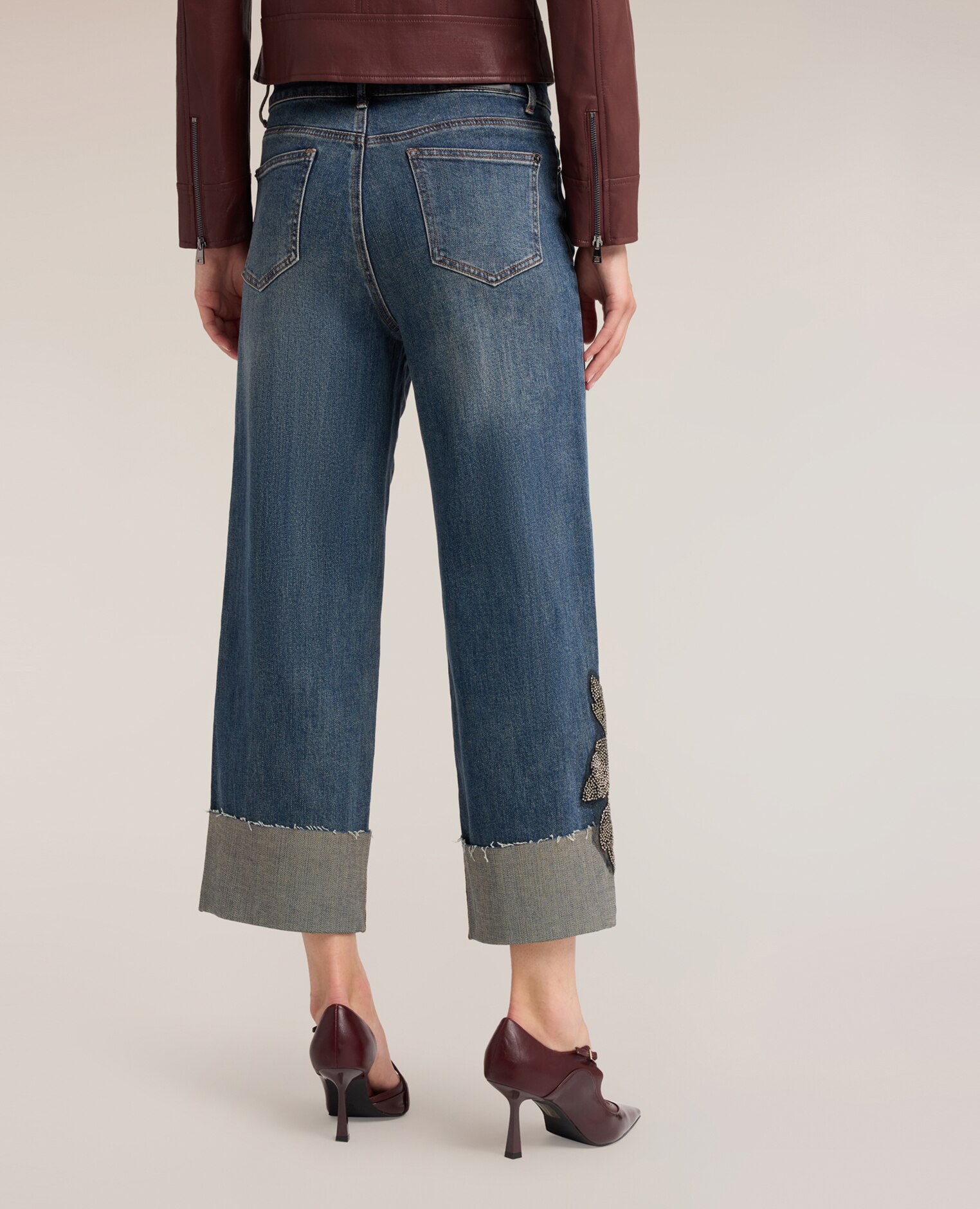 Jeans de mujer cropped con parche bordado modelo cinco bolsillos con cierre frontal de botón y cremallera - Motivi - Azul claro Azul claro-2