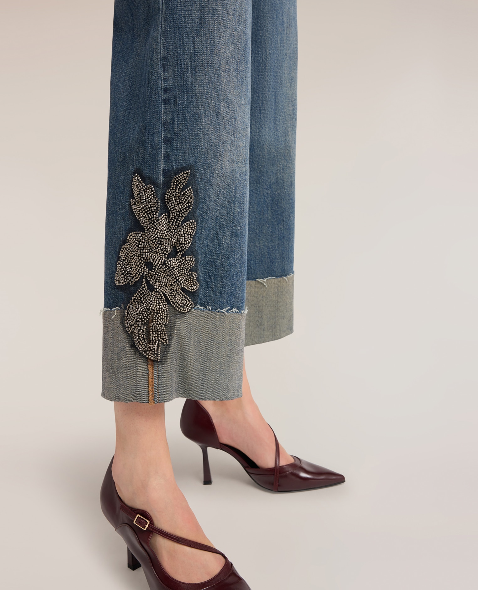 Jeans de mujer cropped con parche bordado modelo cinco bolsillos con cierre frontal de botón y cremallera - Motivi - Azul claro Azul claro-4
