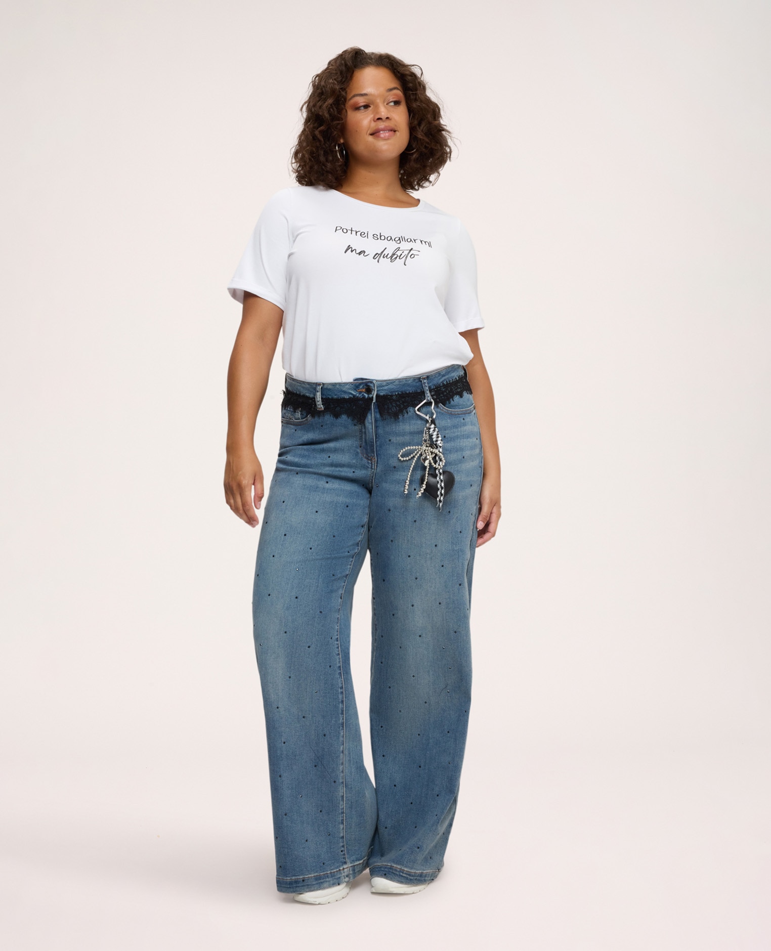 Jeans de mujer wide leg con encaje y charm aplicaciones de strass en toda la superficie encaje en la cintura y colgante en forma de corazón aplicado en 100% poliéster - Fiorella Rubino - Azul Azul-1