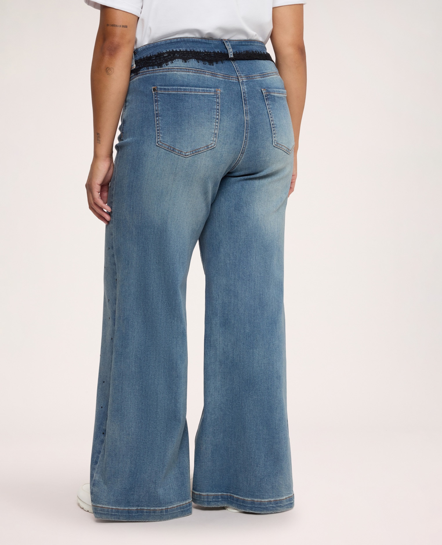 Jeans de mujer wide leg con encaje y charm aplicaciones de strass en toda la superficie encaje en la cintura y colgante en forma de corazón aplicado en 100% poliéster - Fiorella Rubino - Azul Azul-2