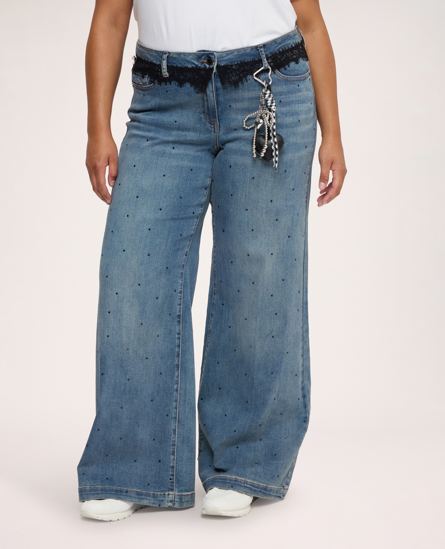 Jeans de mujer wide leg con encaje y charm aplicaciones de strass en toda la superficie encaje en la cintura y colgante en forma de corazón aplicado en 100% poliéster - Fiorella Rubino - Azul Azul-3
