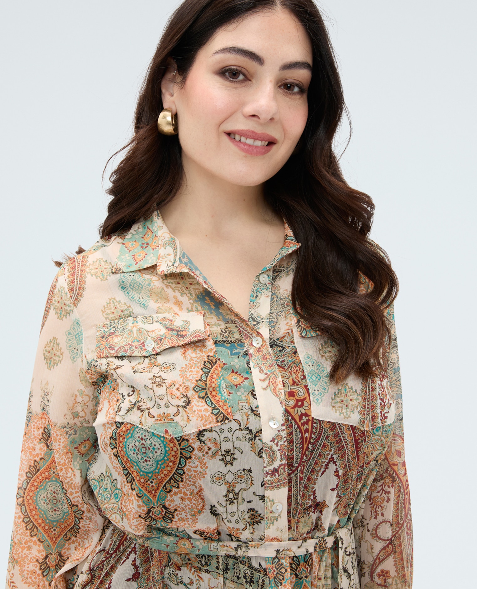 Vestido camisero estampado paisley bolsillos aplicados en el pecho y cinturón en la cintura que te permite definir la silueta como prefieras - Fiorella Rubino - Beige Beige-4