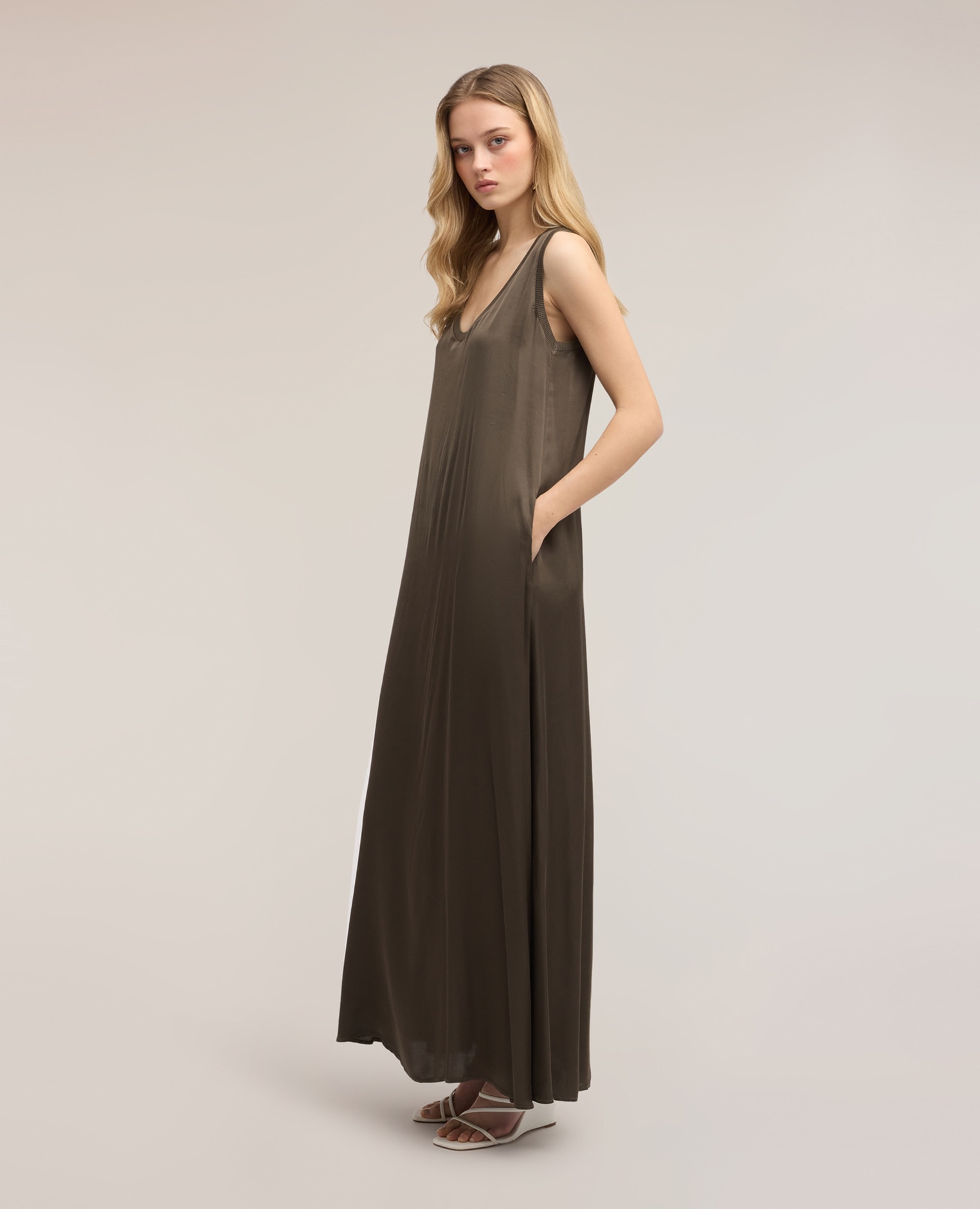 Vestido oversize en raso de viscosa escote redondo profundo - Motivi - Verde militar Verde militar-1
