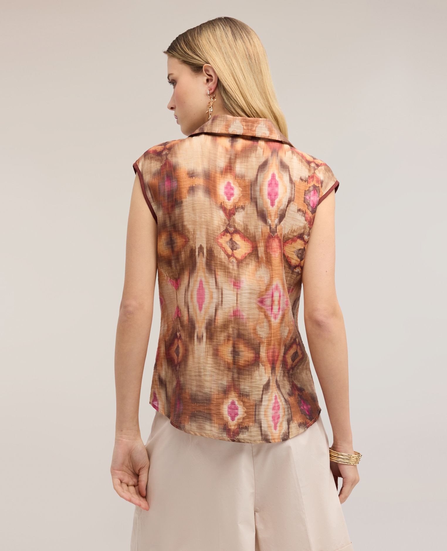Camisa de mujer en tela de lyocell con estampado ikat ajuste regular con botonadura frontal a la vista con botones metálicos - Motivi - Marrón Marrón-2
