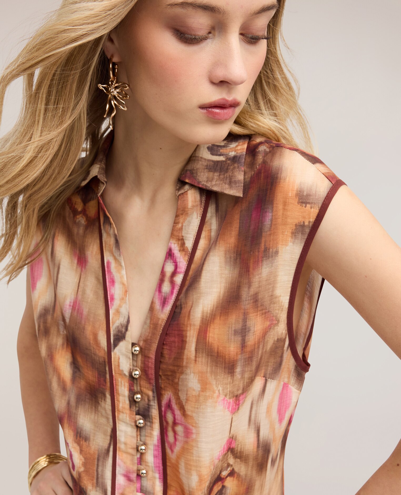 Camisa de mujer en tela de lyocell con estampado ikat ajuste regular con botonadura frontal a la vista con botones metálicos - Motivi - Marrón Marrón-4