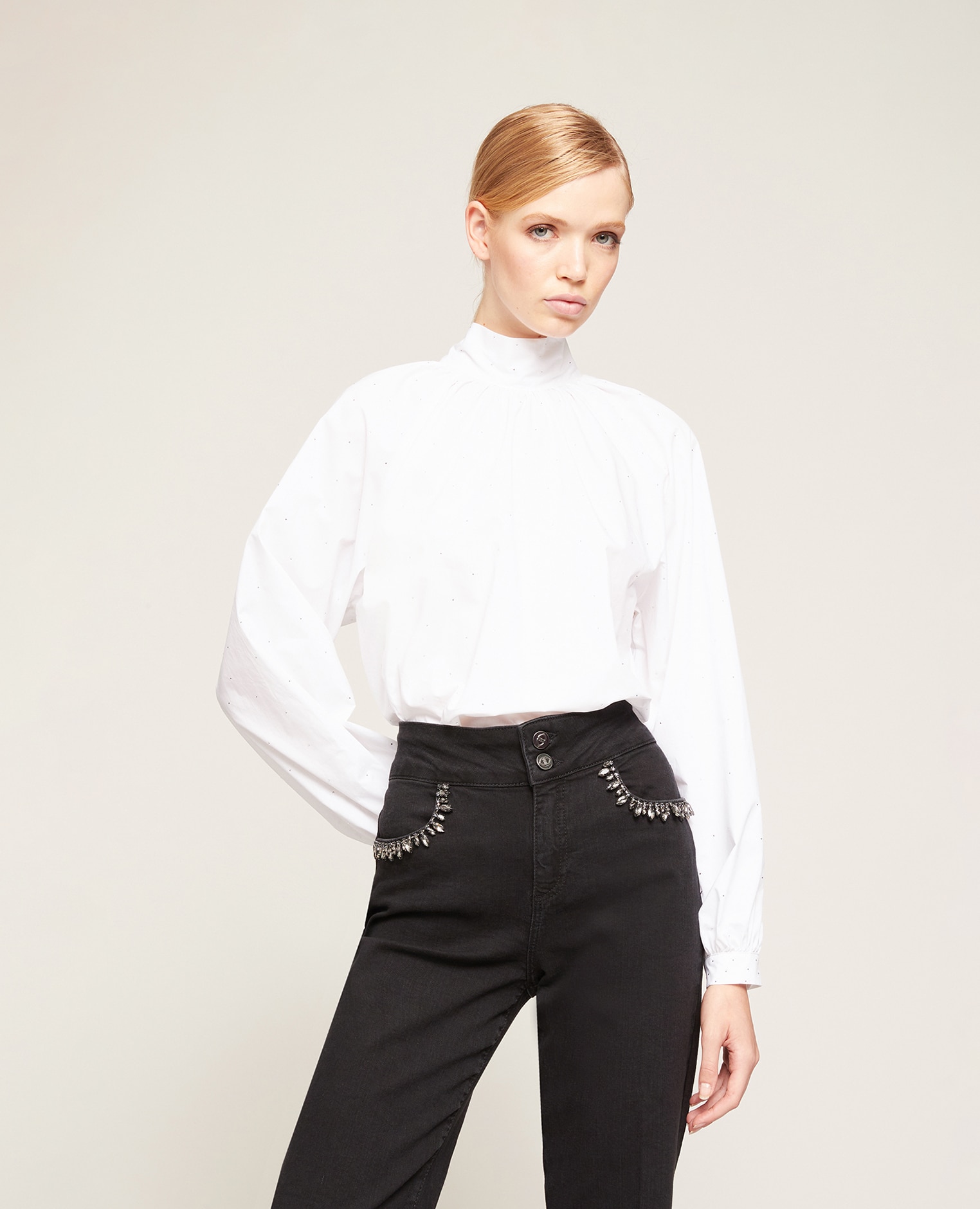 Blusa de mujer amplia con maxi lazo y cuello subido