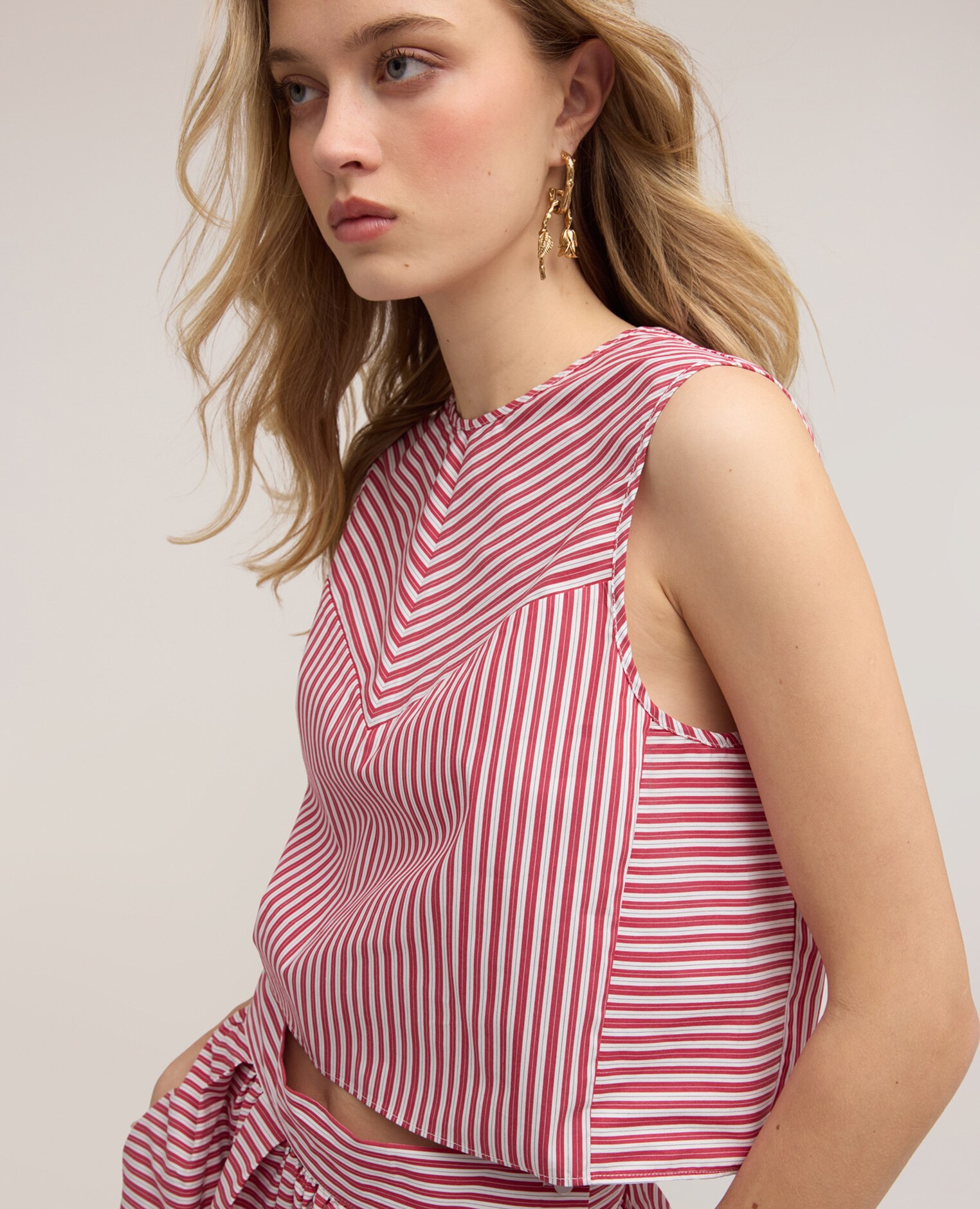 Top de mujer crop de popelina a rayas ajuste boxy escote redondo con motivo de gota en la espalda - Motivi - Rojo Rojo-4