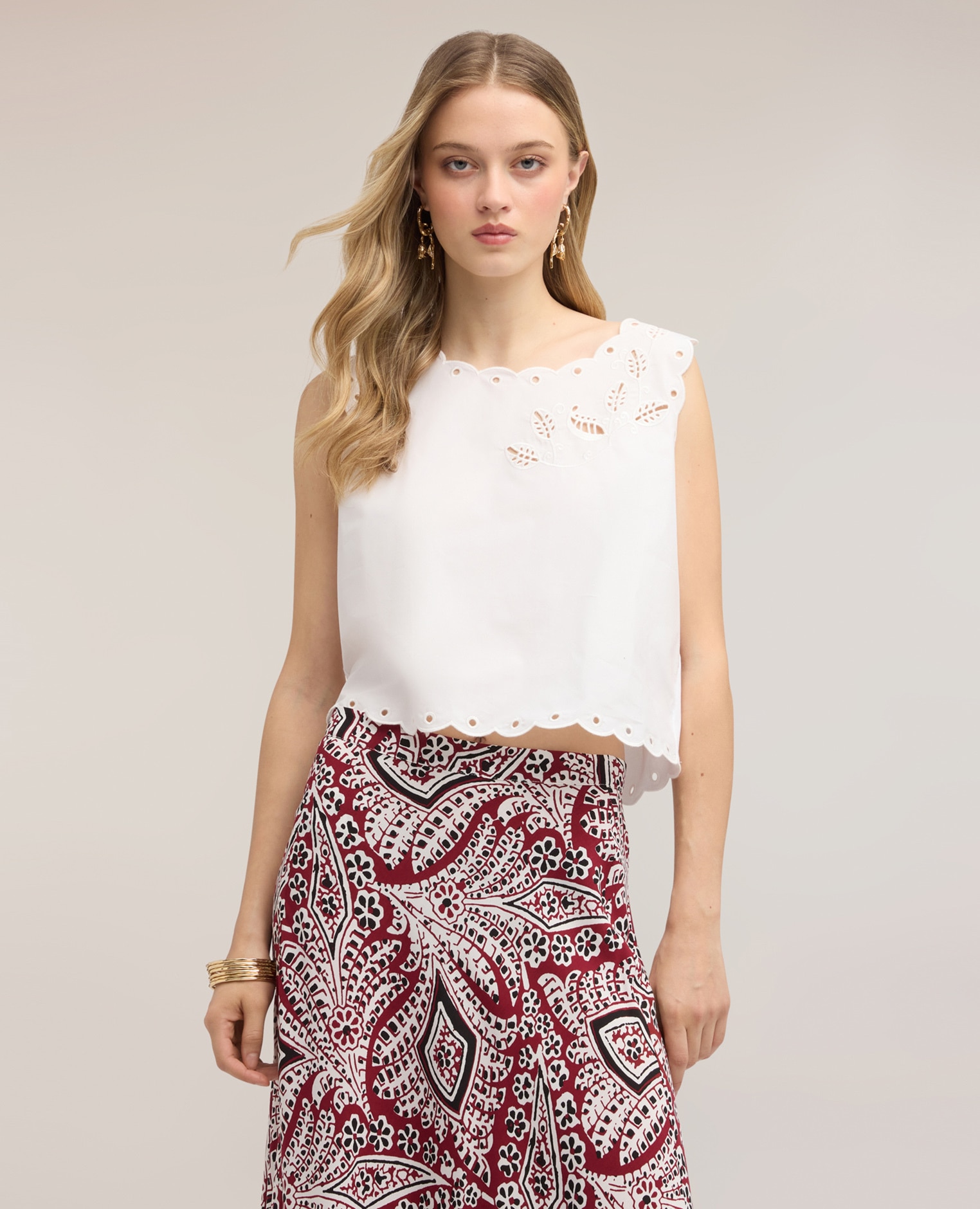 Top de mujer crop con bordado calado y bordes festoneados ajuste regular largo crop - Motivi - Blanco Blanco-1