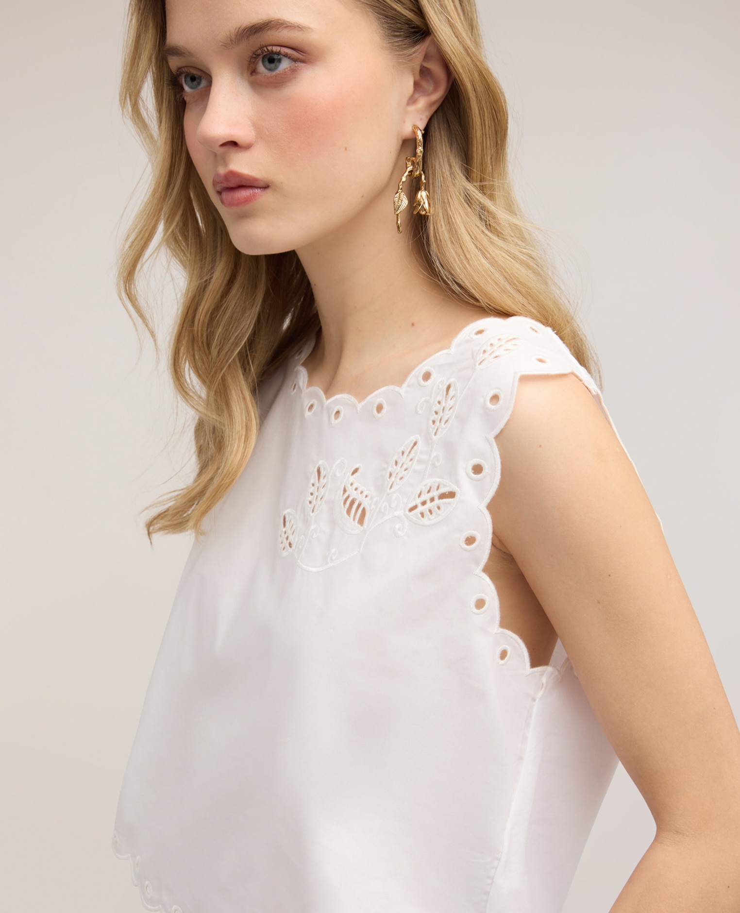 Top de mujer crop con bordado calado y bordes festoneados ajuste regular largo crop - Motivi - Blanco Blanco-4