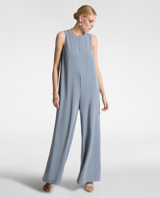 Imagen 0 de Conjunto de mujer elegante con mono largo sin mangas y capa