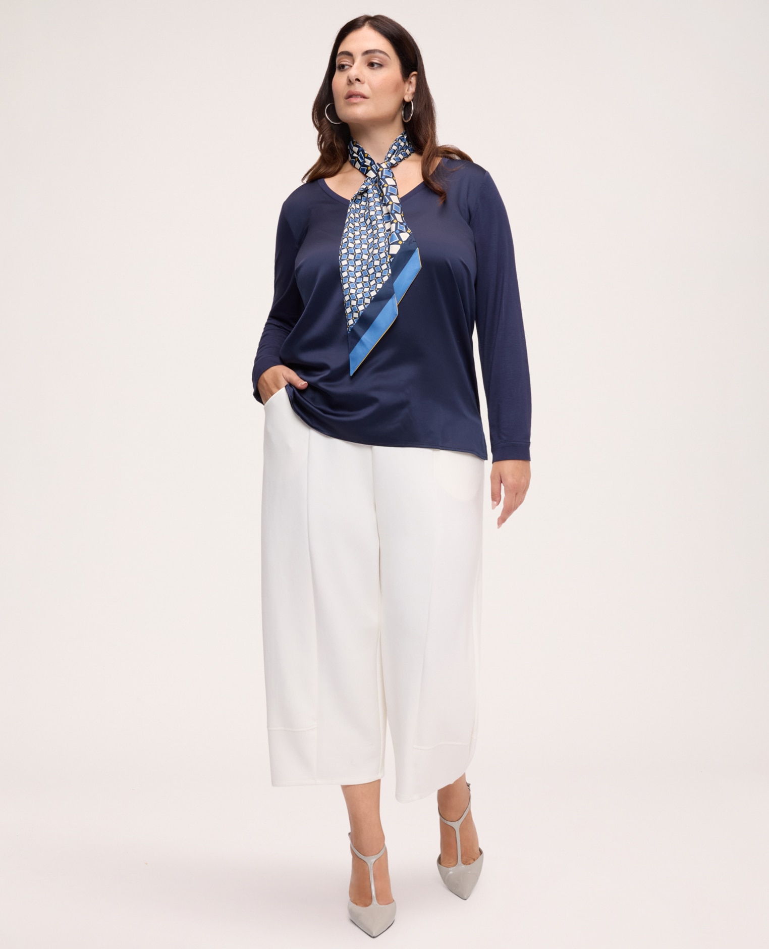 Camiseta de mujer con escote en v en dos tejidos ajuste y diseño para el máximo confort - Fiorella Rubino - Azul Azul-3