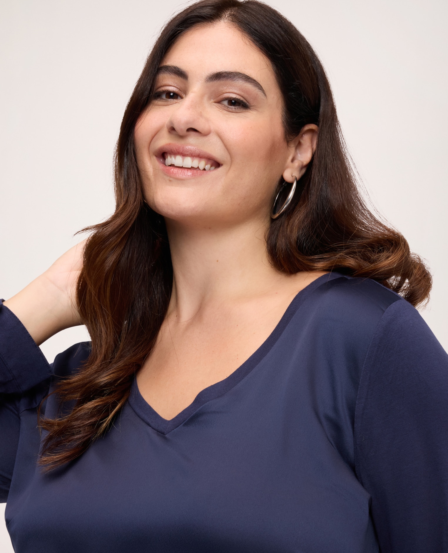 Camiseta de mujer con escote en v en dos tejidos ajuste y diseño para el máximo confort - Fiorella Rubino - Azul Azul-4