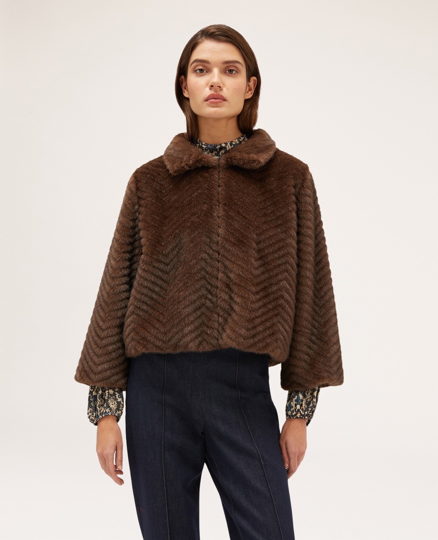 Capa de mujer corta teddy con corte espigado