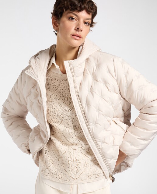 Imagen 0 de Chaqueta con capucha de mujer de plumas bordada