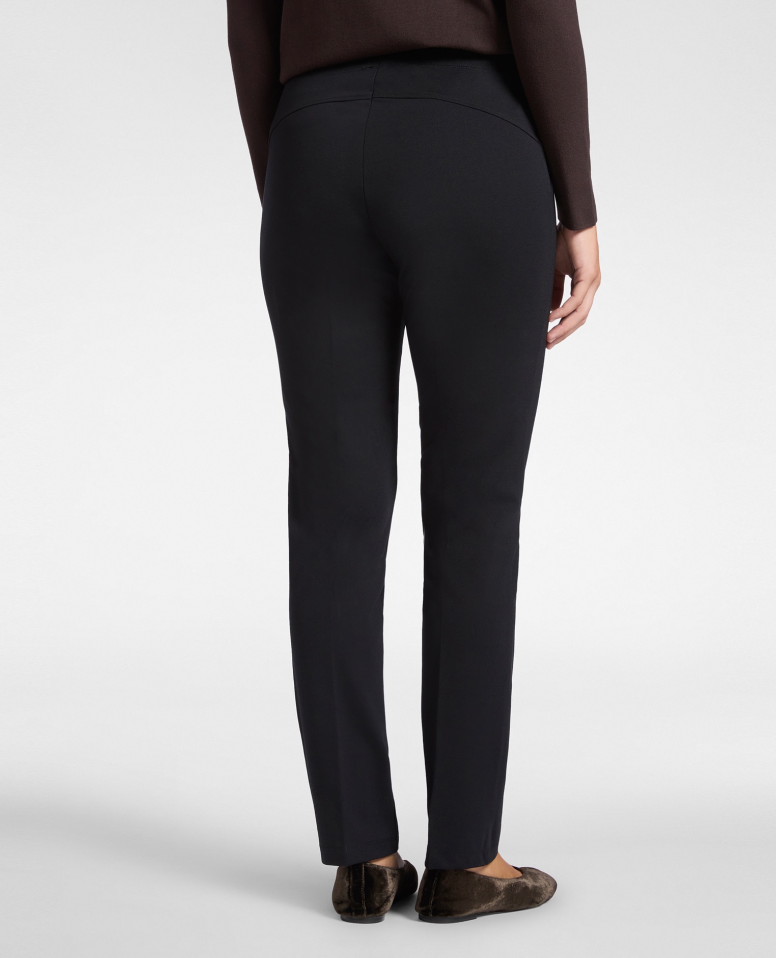Imagen 3 de Pantalones de mujer slim fit en punto milanés con cintura elástica es un modelo deportivo chic versátil y ecléctico - Elena Miró - Negro Negro