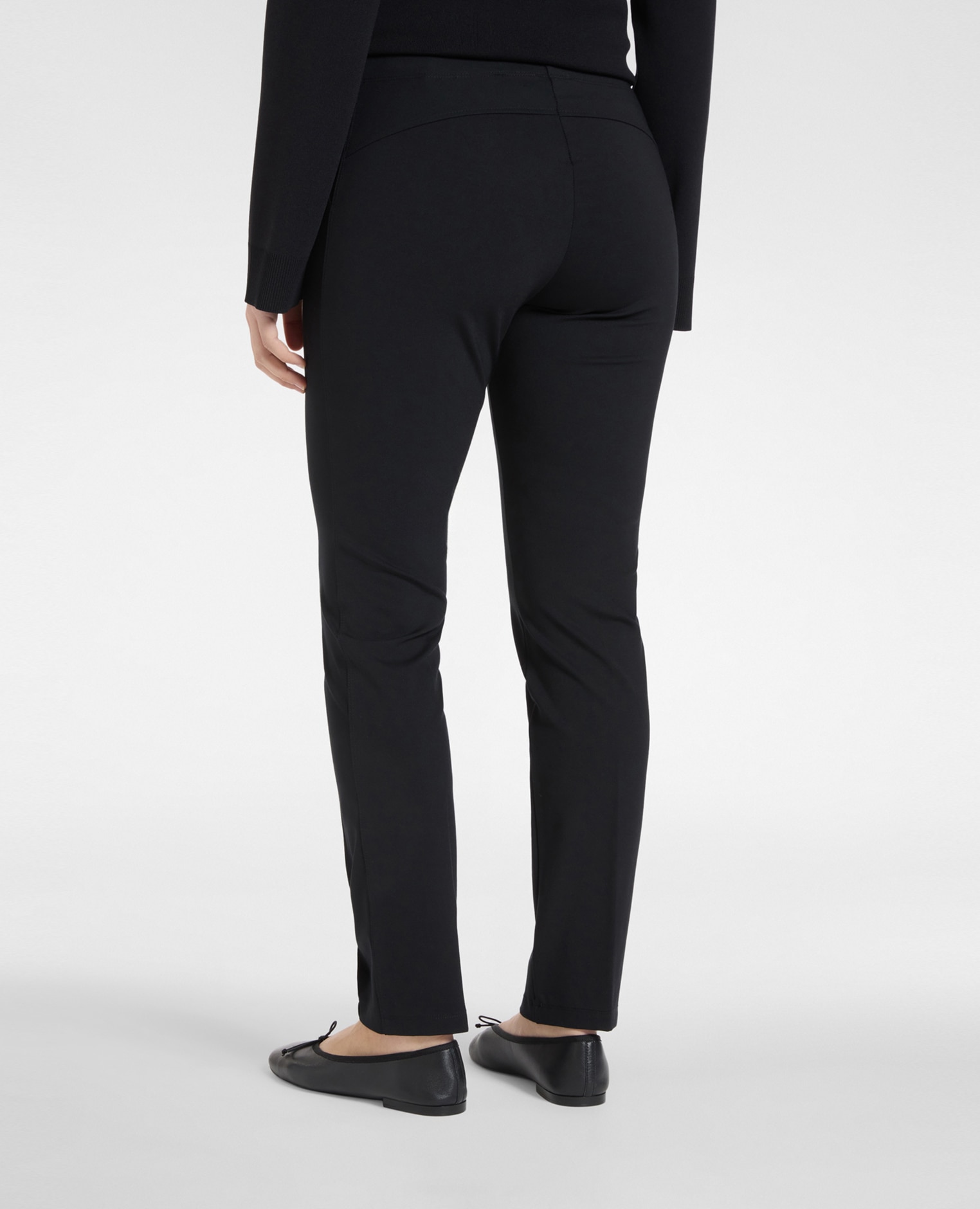 Imagen 4 de Pantalones de mujer slim fit en punto milanés con cintura elástica es un modelo deportivo chic versátil y ecléctico - Elena Miró - Negro Negro
