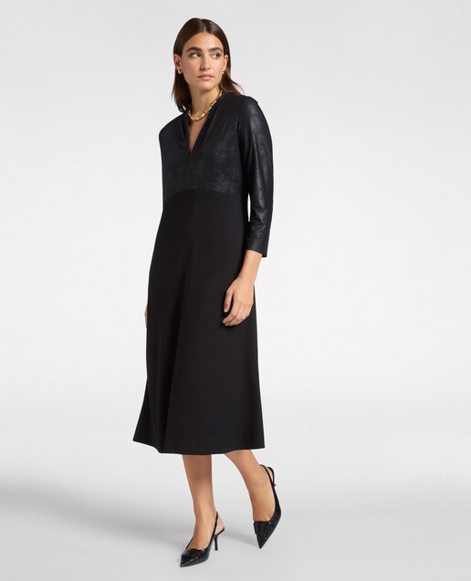 Imagen 0 de Vestido largo en dos tejidos con cuello de pico