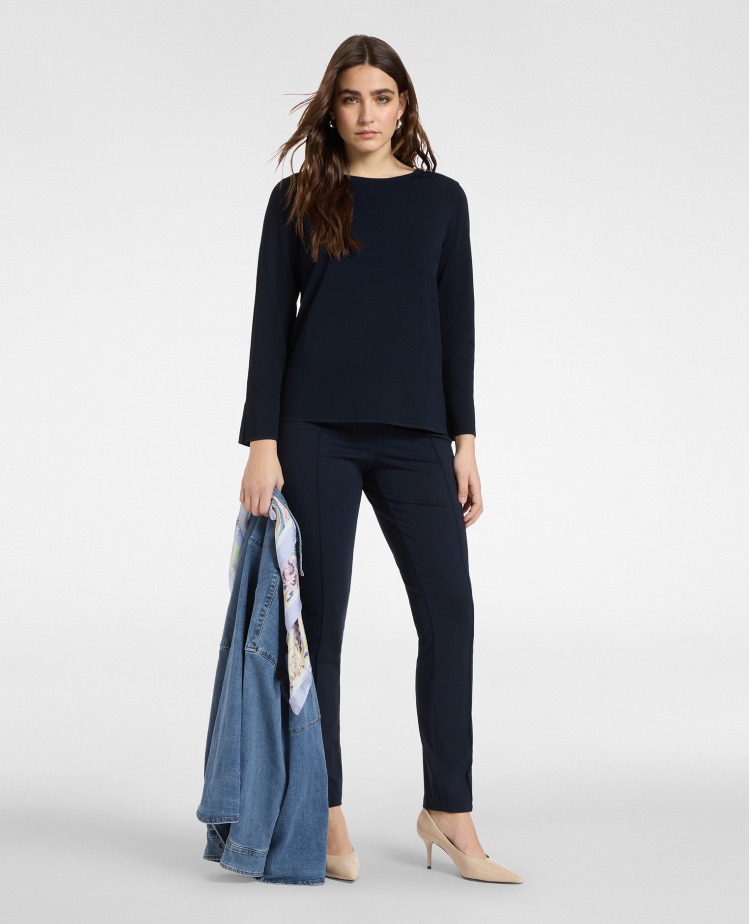 Imagen 2 de Pantalones de mujer slim fit en punto milanés con cintura elástica es un modelo deportivo chic versátil y ecléctico - Elena Miró - Azul Azul