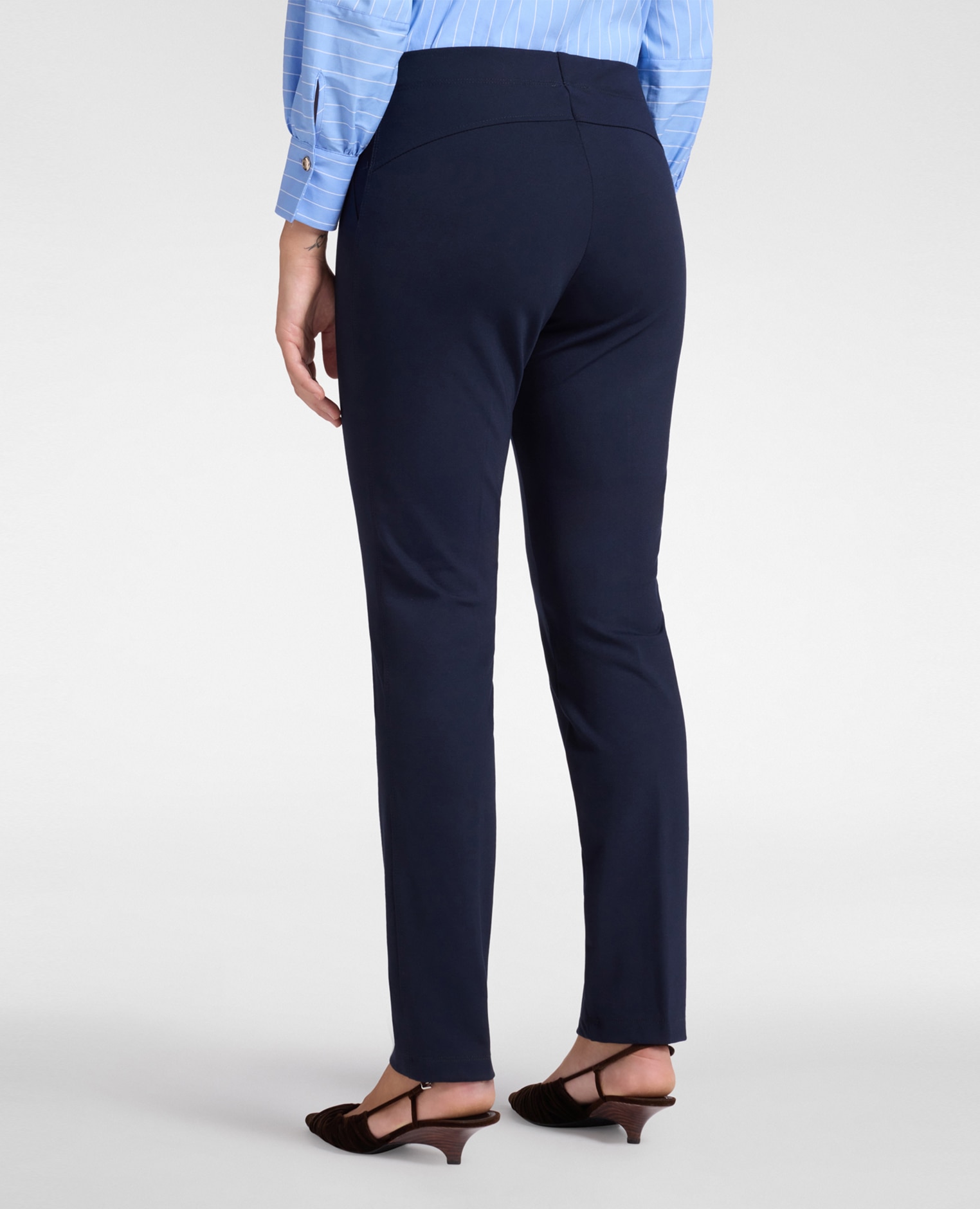 Imagen 3 de Pantalones de mujer slim fit en punto milanés con cintura elástica es un modelo deportivo chic versátil y ecléctico - Elena Miró - Azul Azul
