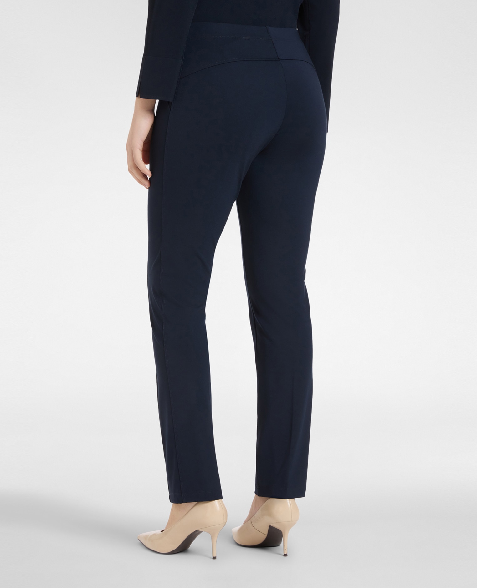 Imagen 4 de Pantalones de mujer slim fit en punto milanés con cintura elástica es un modelo deportivo chic versátil y ecléctico - Elena Miró - Azul Azul