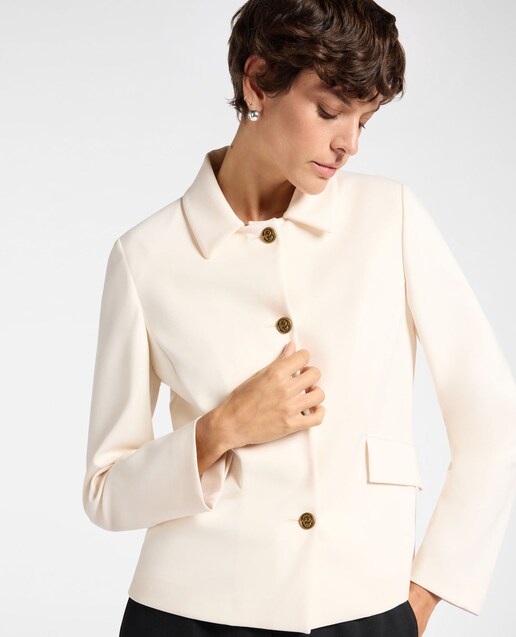 Imagen 0 de Chaqueta de mujer con botones y bolsillos con solapas