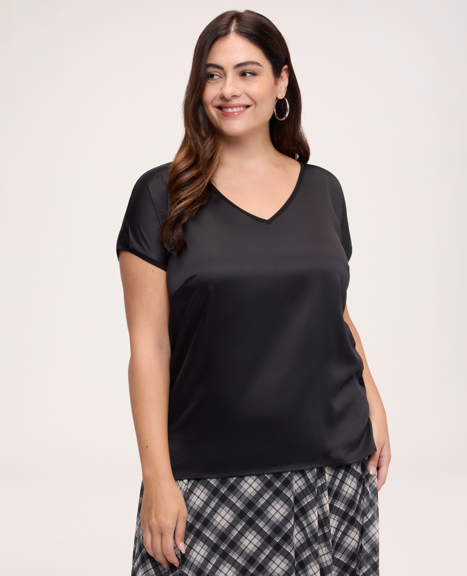 Imagen 0 de Camiseta de mujer bimatérica con escote en v escote en v y mangas cortas Negro