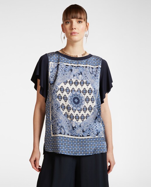 Imagen 0 de Camiseta de mujer con estampado frontal y mangas japonesas