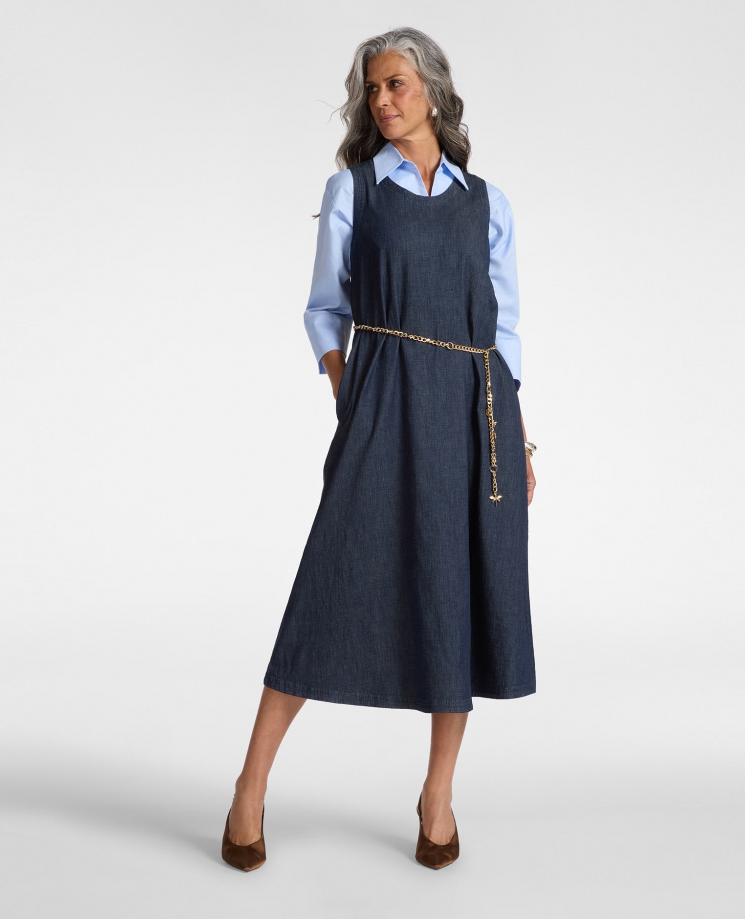 Elena Miró - Vestido en chambray sin mangas longitud midi con cinturón de cadena.