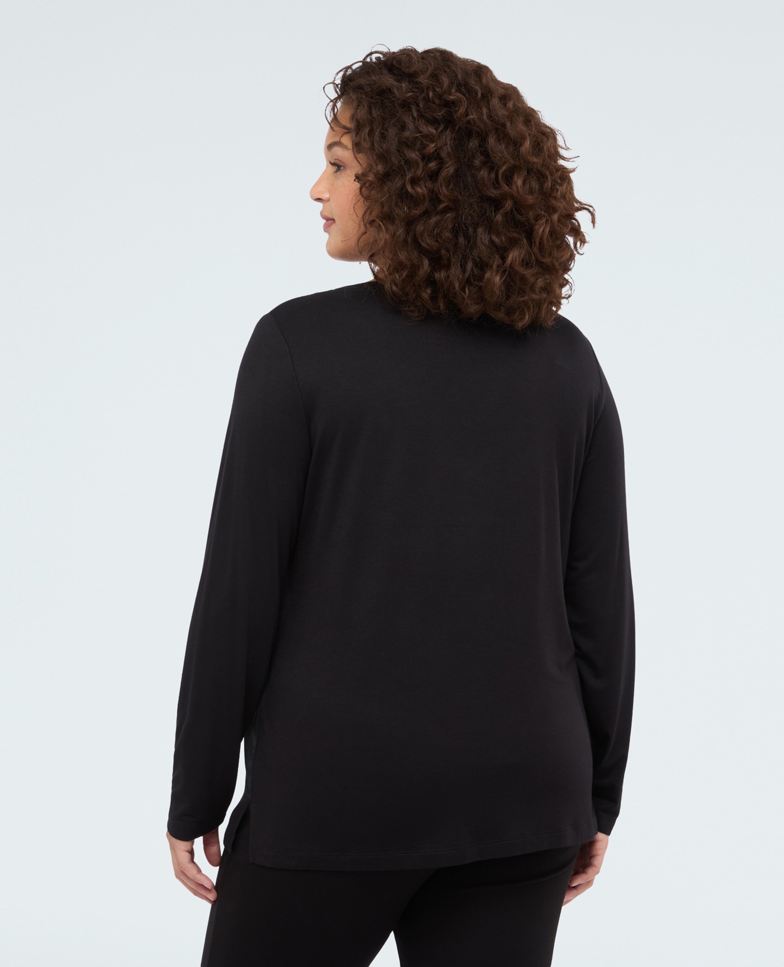 Camiseta de mujer bimatérica con escote en v y mangas largas en satén por delante y jersey por detrás para un ajuste extra cómodo - Fiorella Rubino - Negro Negro-2