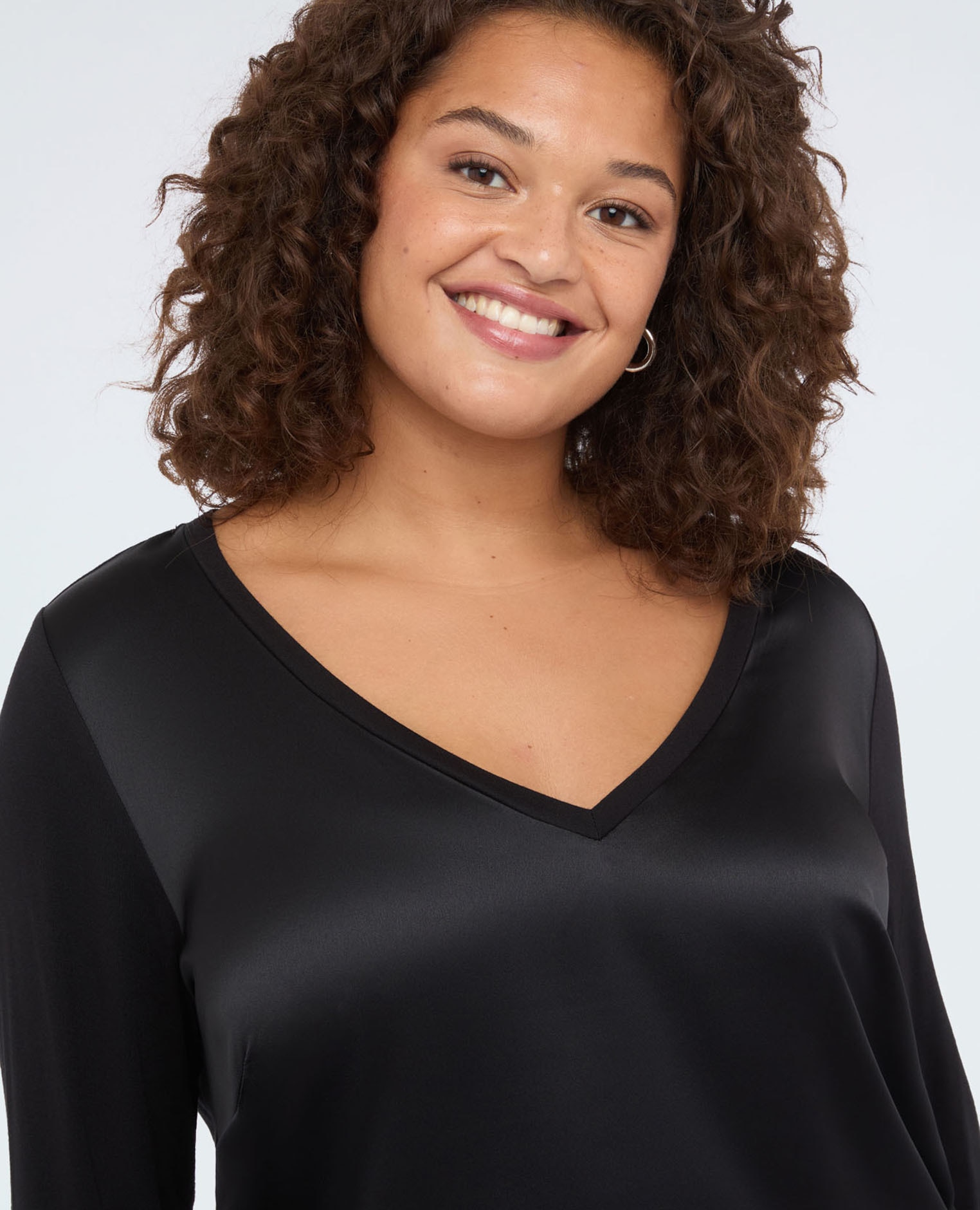 Camiseta de mujer bimatérica con escote en v y mangas largas en satén por delante y jersey por detrás para un ajuste extra cómodo - Fiorella Rubino - Negro Negro-4