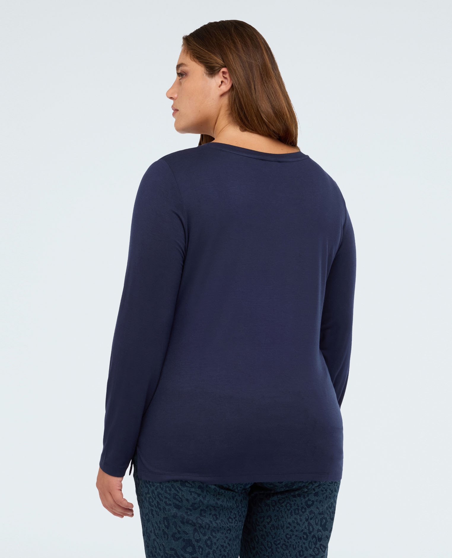 Camiseta de mujer bimatérica con escote en v y mangas largas en satén por delante y jersey por detrás para un ajuste extra cómodo - Fiorella Rubino - Azul Azul-2