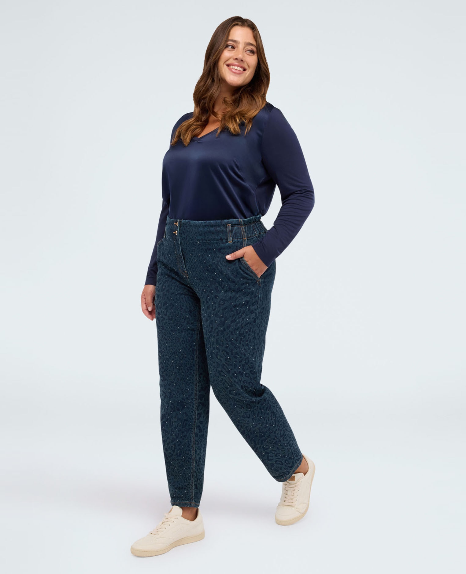 Camiseta de mujer bimatérica con escote en v y mangas largas en satén por delante y jersey por detrás para un ajuste extra cómodo - Fiorella Rubino - Azul Azul-3