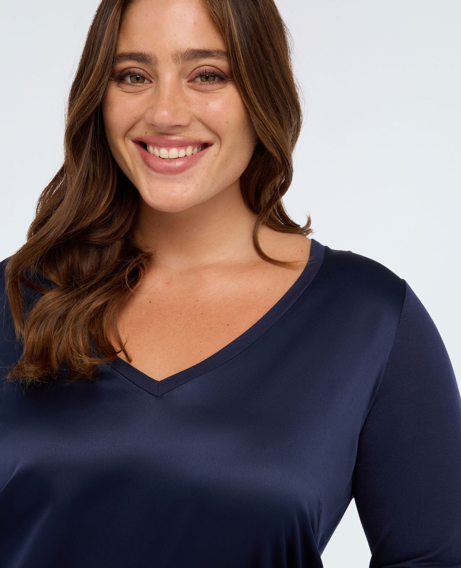 Camiseta de mujer bimatérica con escote en v y mangas largas en satén por delante y jersey por detrás para un ajuste extra cómodo - Fiorella Rubino - Azul Azul-4