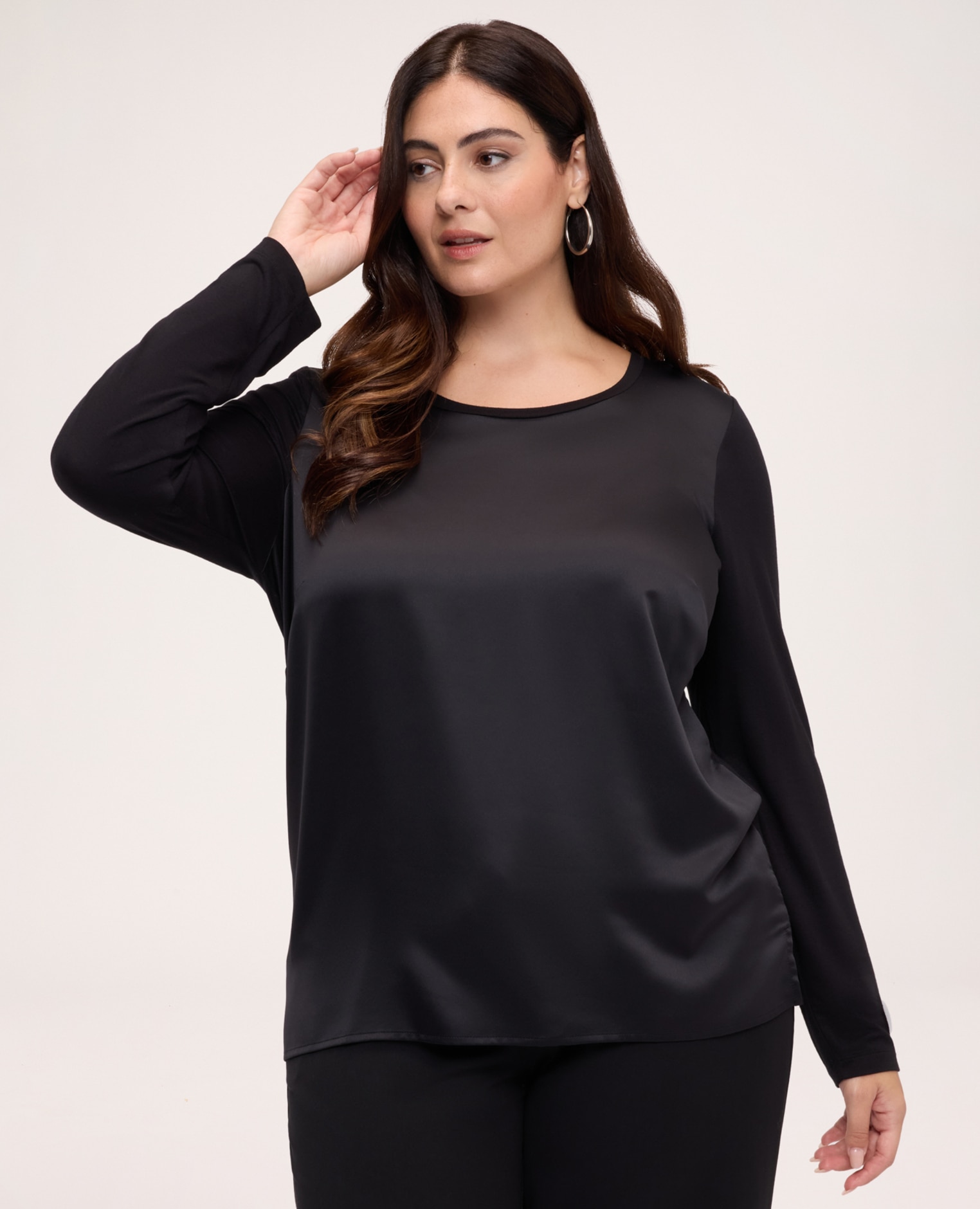 Imagen 0 de Camiseta de mujer bimatérica de manga larga bimatérica con combinación de tejidos diferentes frente en satén y espalda en jersey Negro