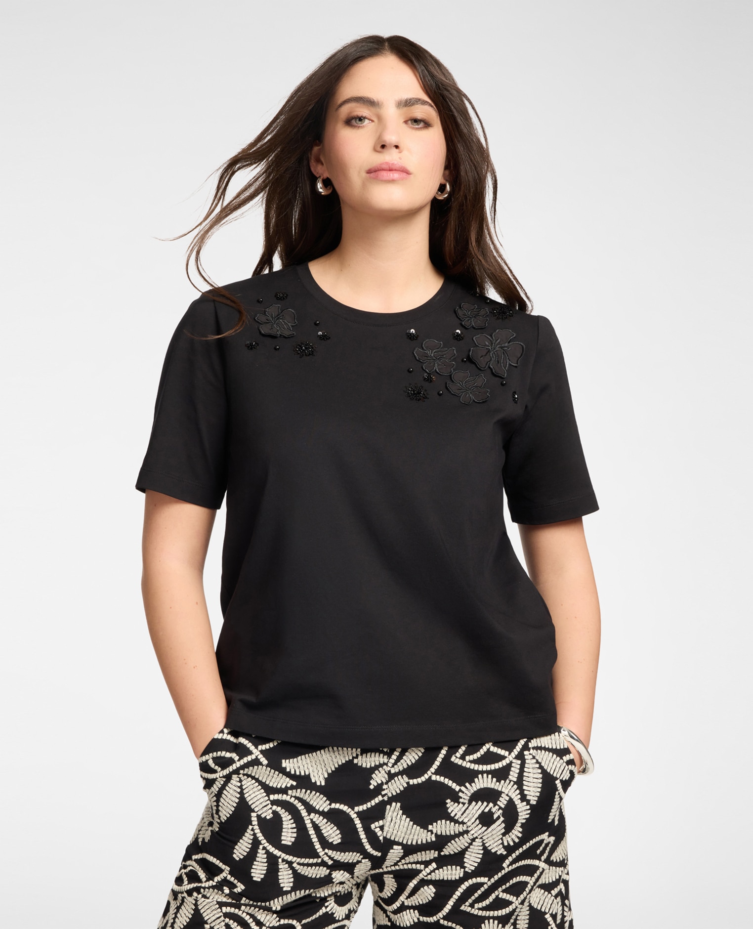 Elena Miró - Camiseta de mujer de algodón con aplicaciones florales ajuste boxy y mangas cortas.