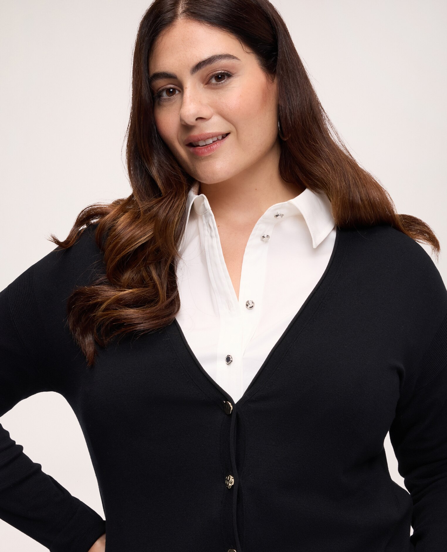 Cárdigan de mujer con escote en v y botones cómodo versátil y fácil de combinar - Fiorella Rubino - Negro Negro-4