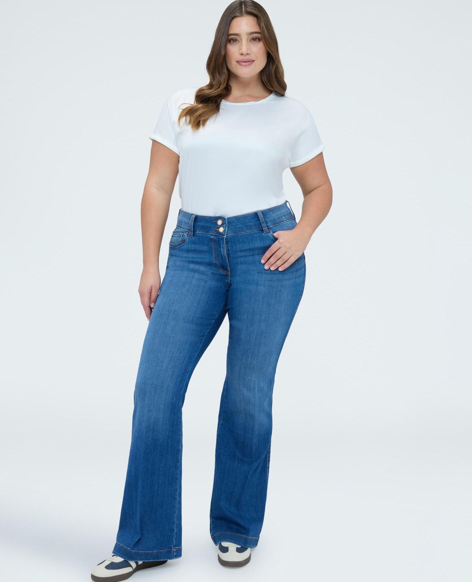 Fiorella Rubino - Vaqueros de mujer flare efecto lavado azul.