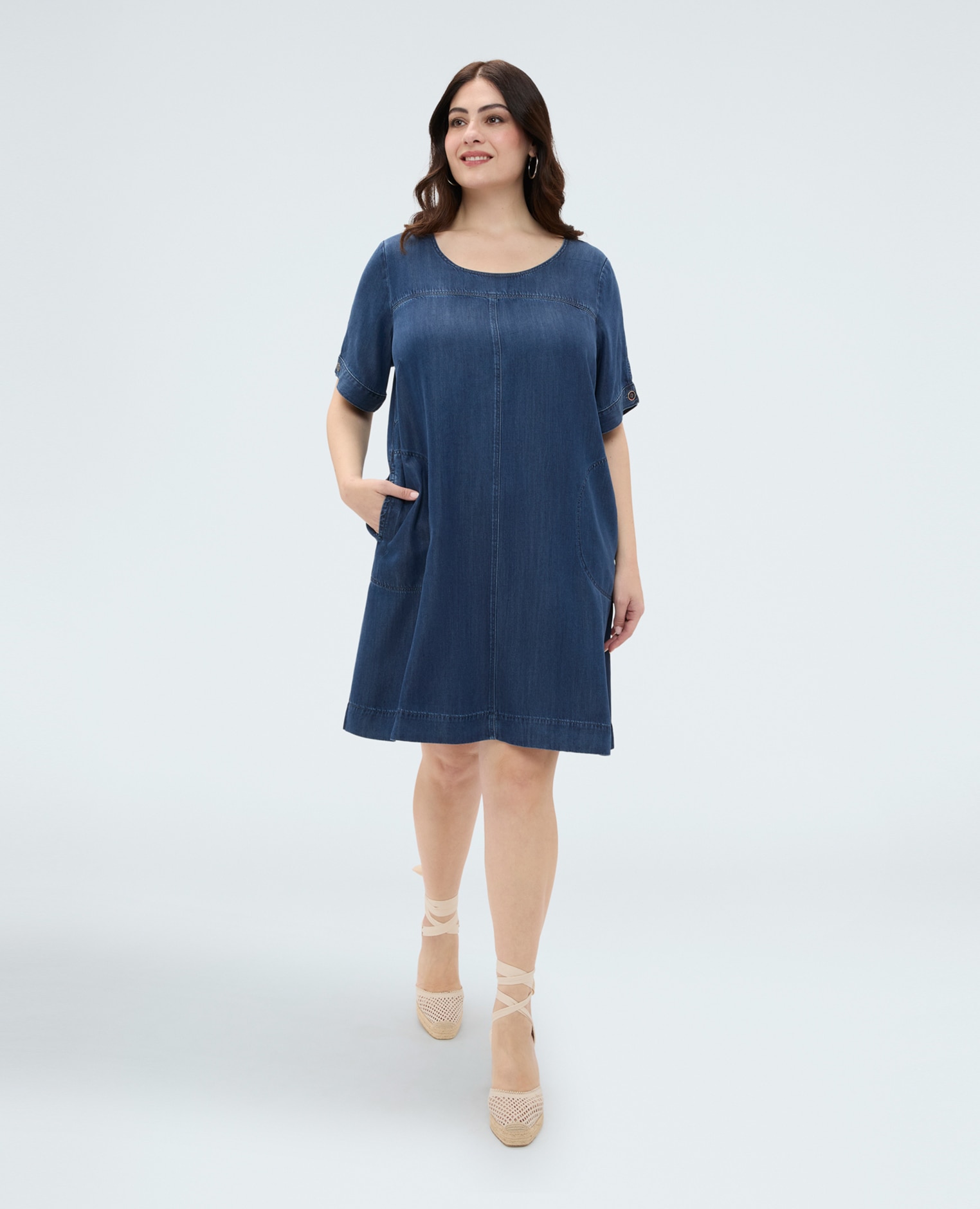 Fiorella Rubino - Vestido corto en denim tencel™ cuello redondo mangas cortas y bolsillos delanteros.