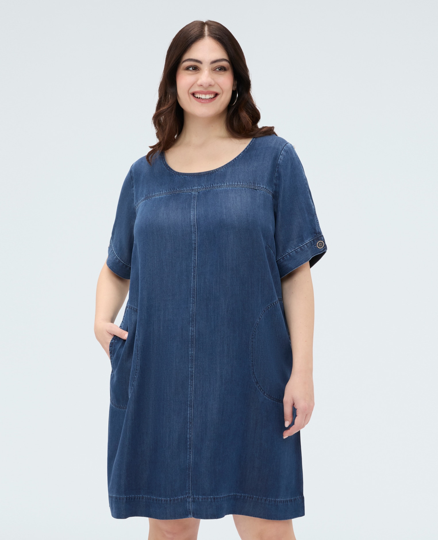 Vestido corto en denim tencel™ cuello redondo mangas cortas y bolsillos delanteros - Fiorella Rubino - Azul Azul-3