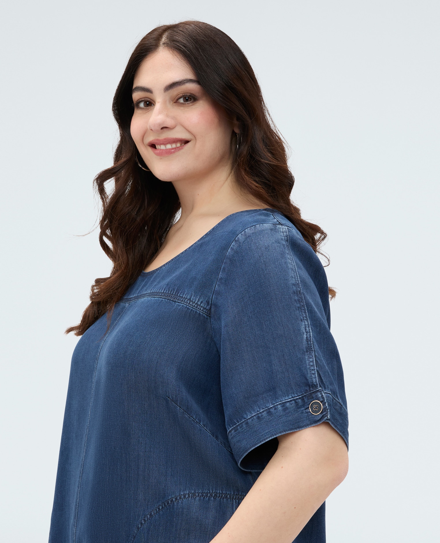 Vestido corto en denim tencel™ cuello redondo mangas cortas y bolsillos delanteros - Fiorella Rubino - Azul Azul-4