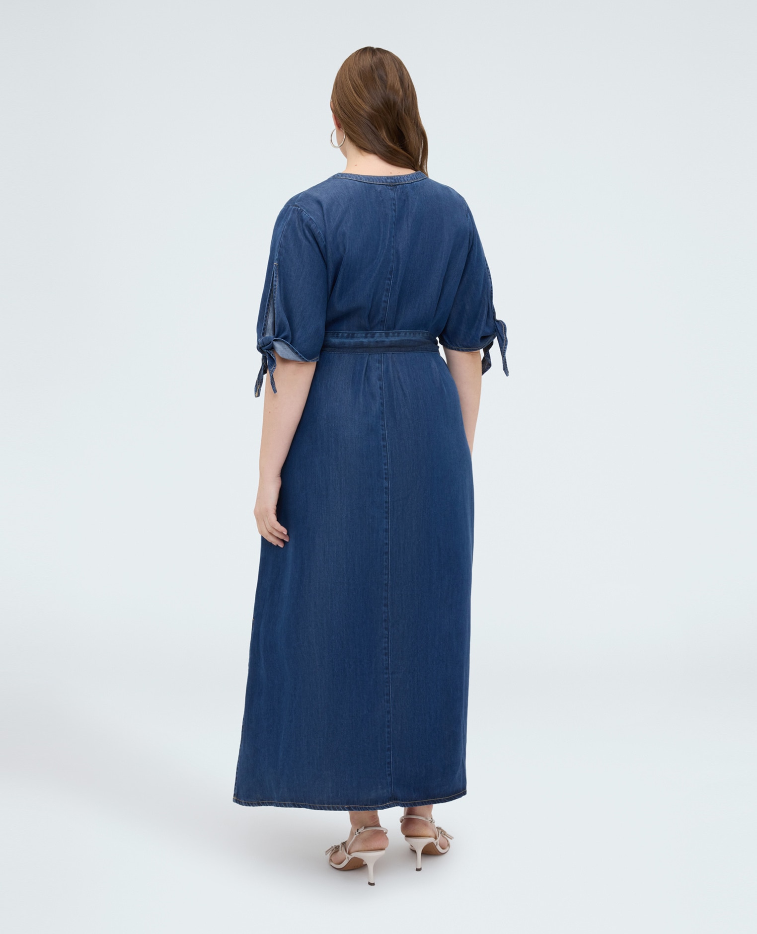 Vestido camisero en tencel escote en v cierre frontal con botones y mangas cortas con lazos anudables - Fiorella Rubino - Azul Azul-2