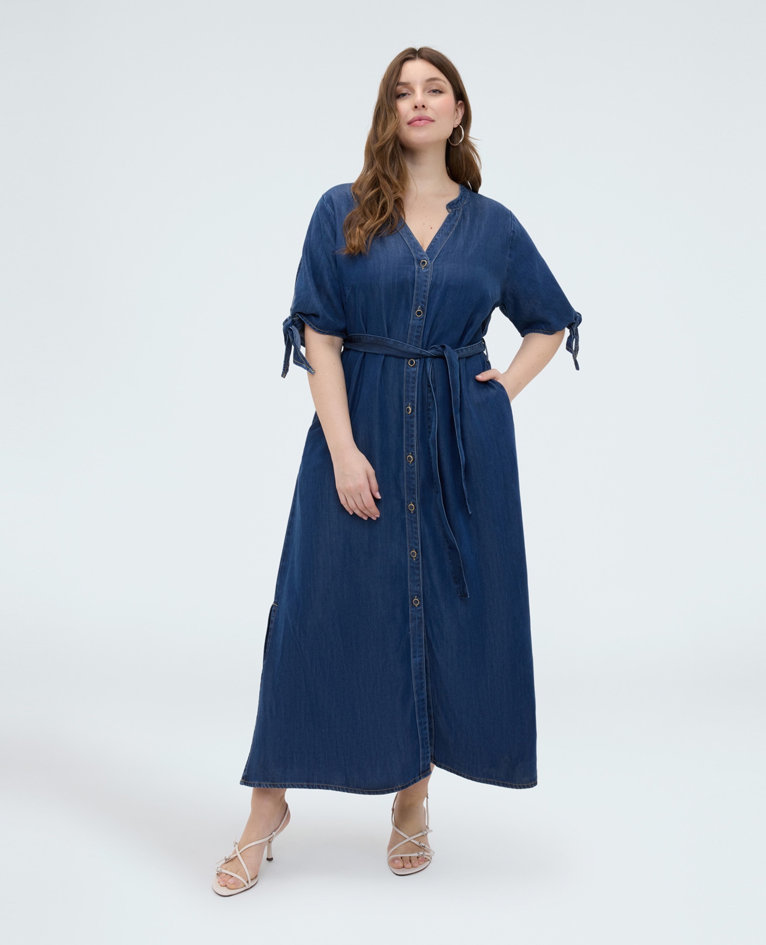 Vestido camisero en tencel escote en v cierre frontal con botones y mangas cortas con lazos anudables - Fiorella Rubino - Azul Azul-3