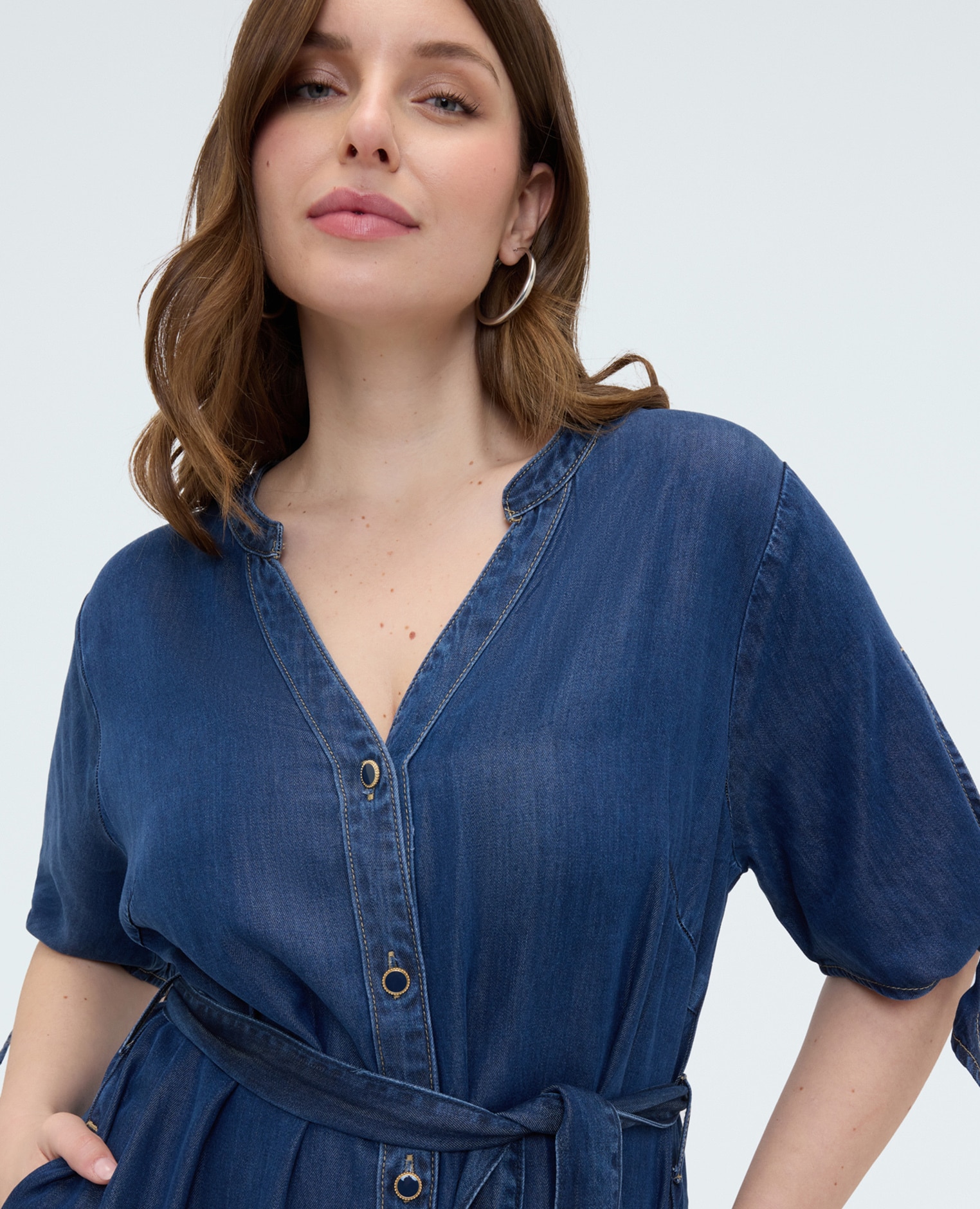 Vestido camisero en tencel escote en v cierre frontal con botones y mangas cortas con lazos anudables - Fiorella Rubino - Azul Azul-4