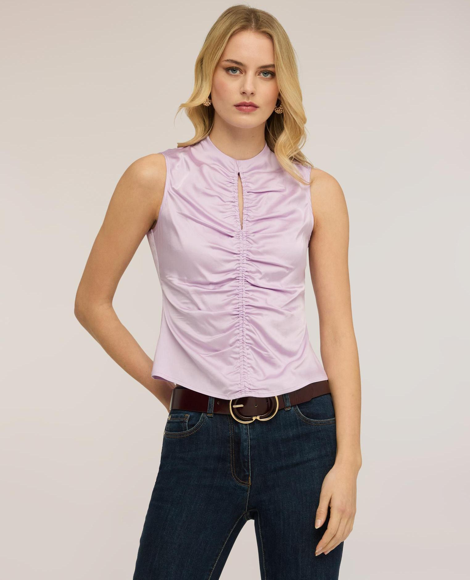 Blusa de mujer de raso con fruncidos ajuste entallado con cierre de cremallera trasero - Motivi - Morado Morado-3
