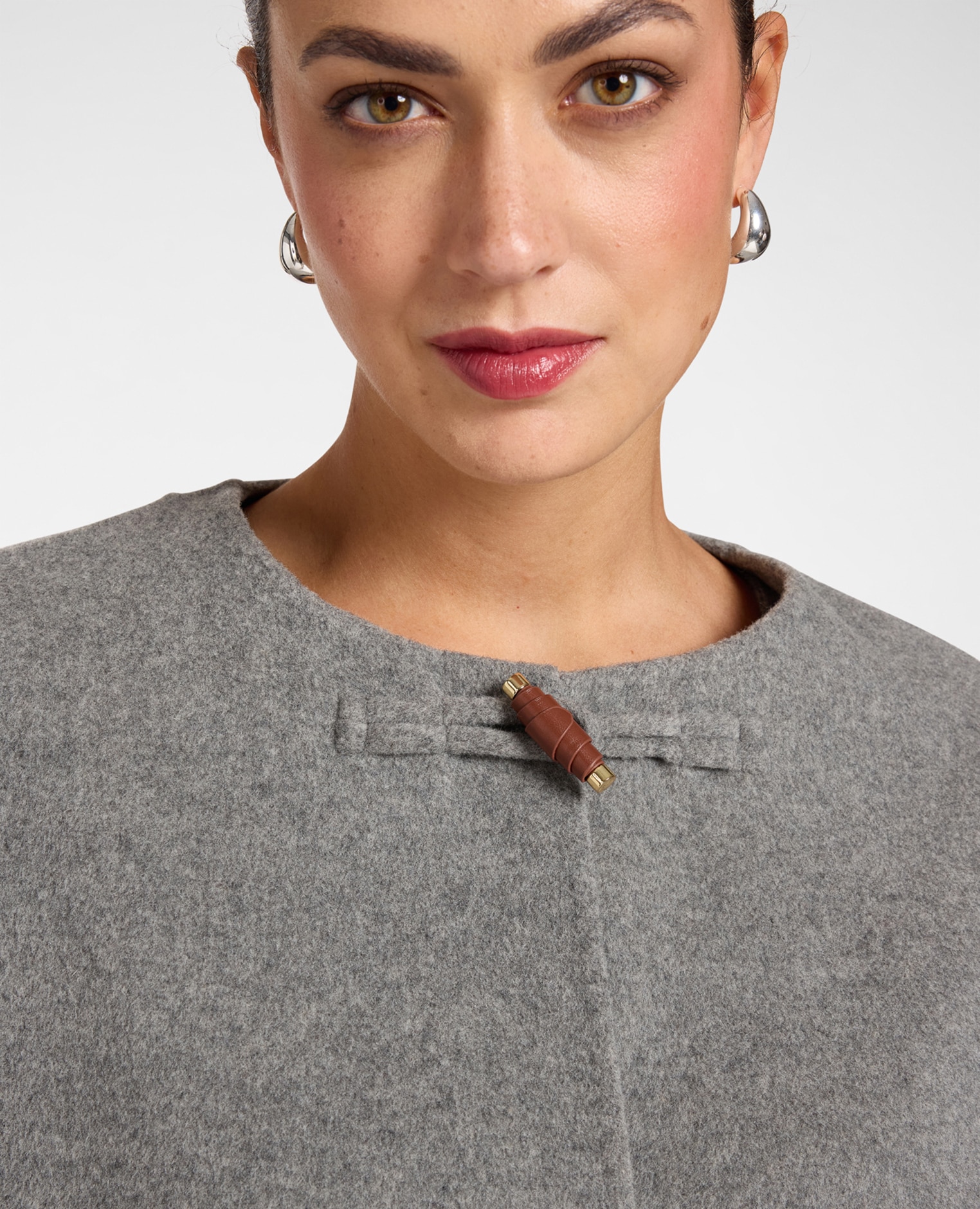 Abrigo de mujer cocoon en doble de lana mixta con bufanda corte regular cierre con alamar - Elena Miró - Gris Gris-4