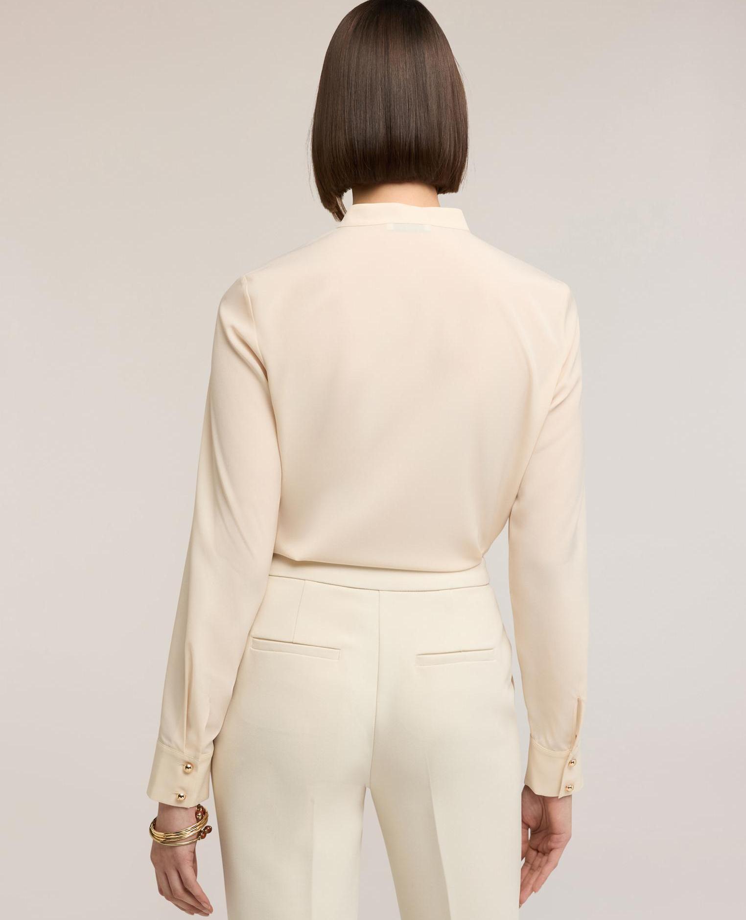 Camisa de mujer en crepé de china con volante ajuste regular escote tipo henley con cierre de botones - Motivi - Beige Beige-2